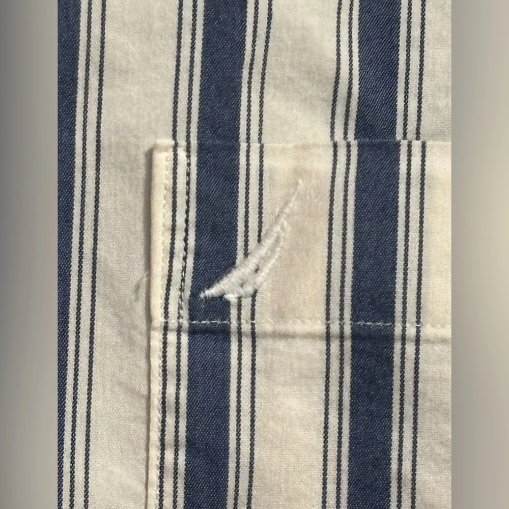 Nautica Men's vertical Navy‎ and White Striped Button Down Shirt